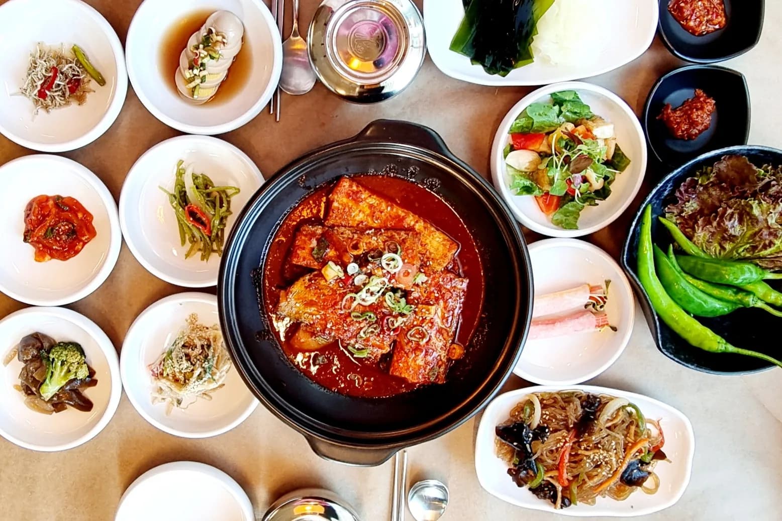 뚝배기에 담긴 갈치조림과 반찬