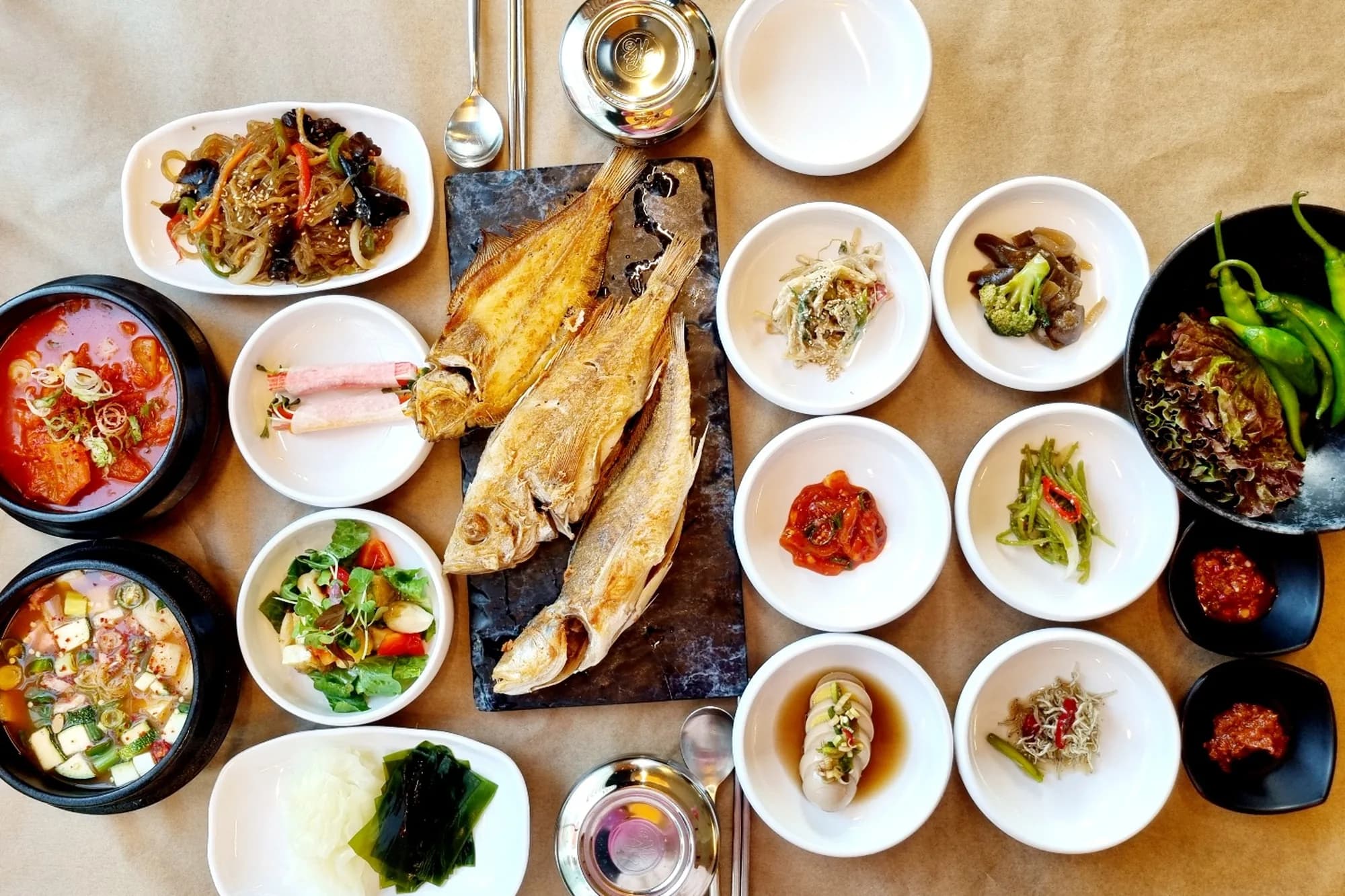 모듬생선구이와 된장찌개, 잡채, 반찬이 차려진 상