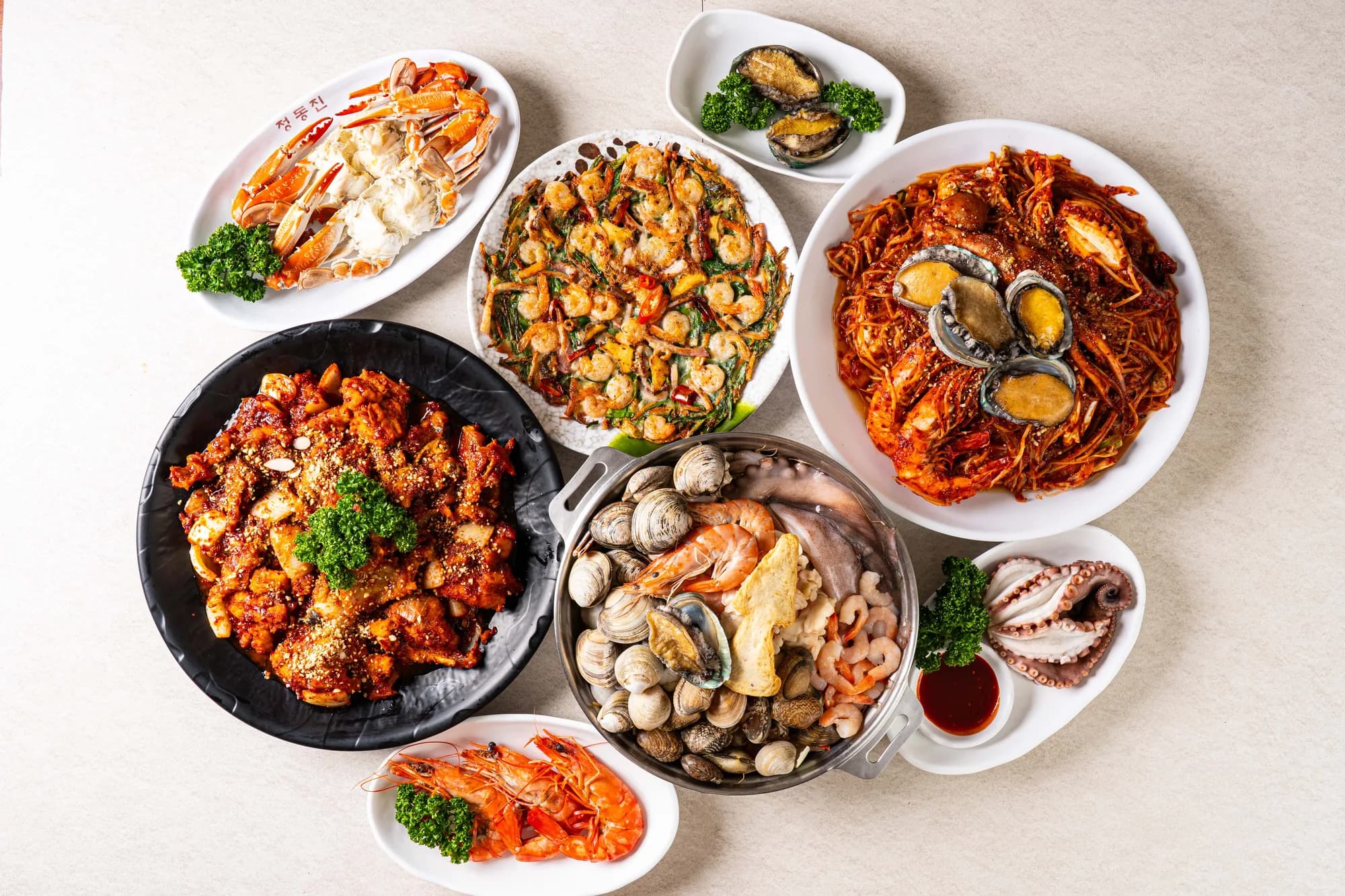 해물찜과 해물탕, 산낙지, 전복, 왕새우가 함께 차려진 상