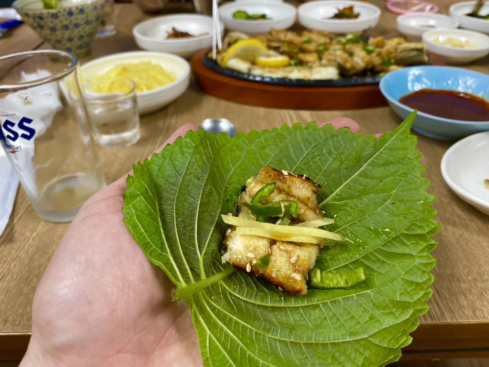 깻잎 위에 장어구이와 생강채를 올린 쌈