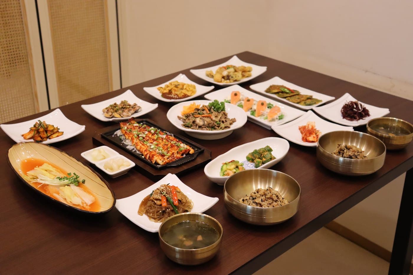 통영장어구이 밥상