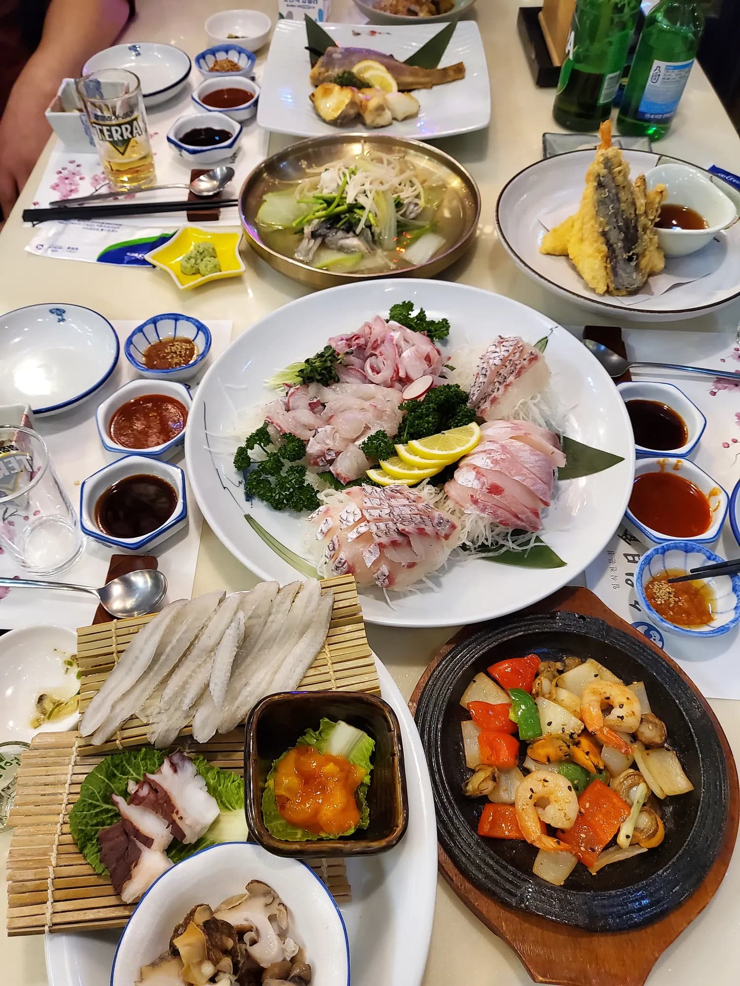 송원일식 코스 한 상: 생선회, 해산물 철판, 탕, 초장과 쌈장