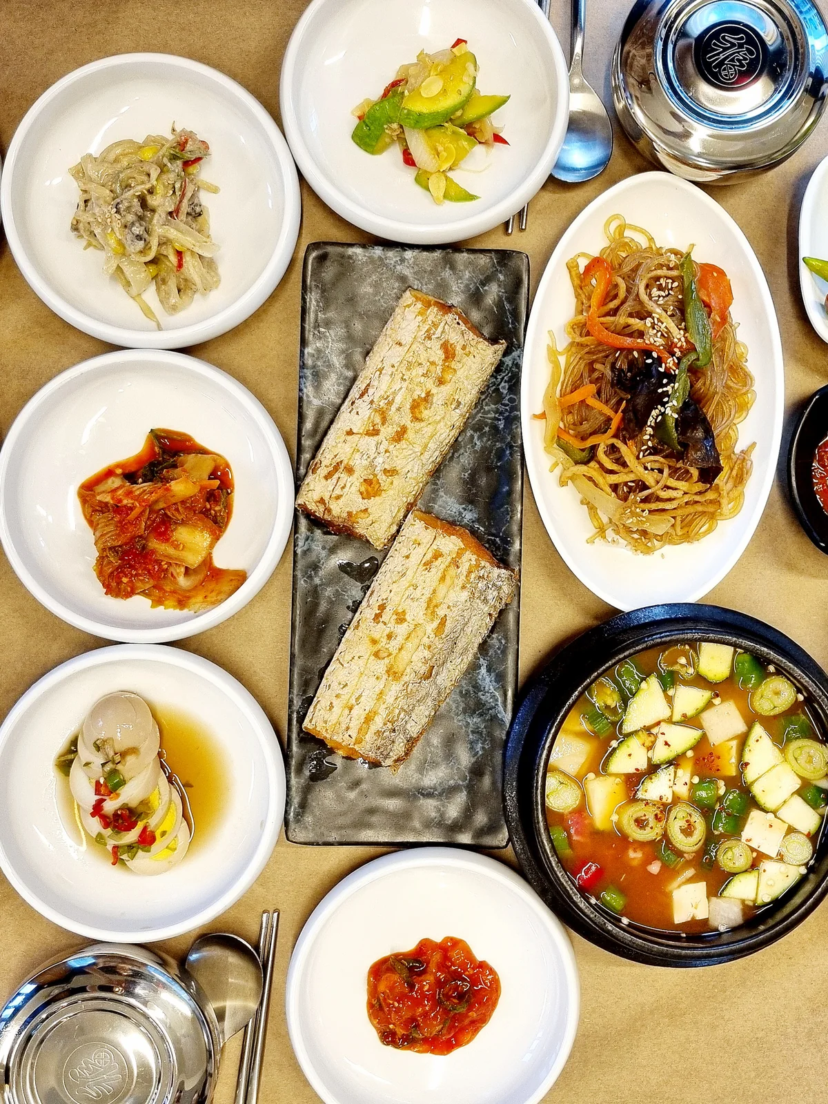돌판에 구운 제주갈치구이와 반찬